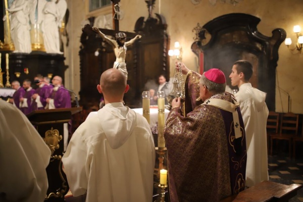 arcybiskup jędraszewski okadza krzyż